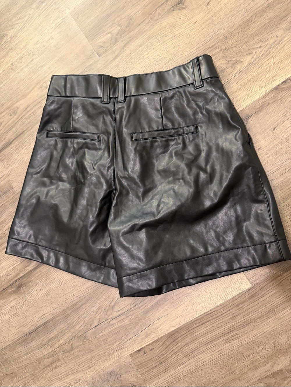 Abercrombie & Fitch Black Vegan Leather Pleated Shorts - Picture 3 of 4